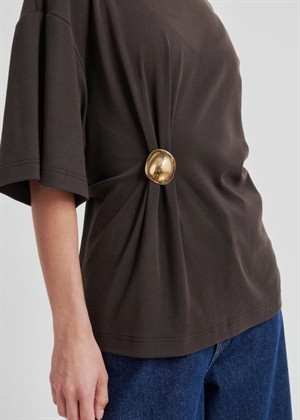 Enora brooch tee Chocolate Torte Second Female